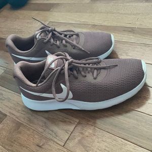 Size 8.5 Nike tanjuns, mauve x white